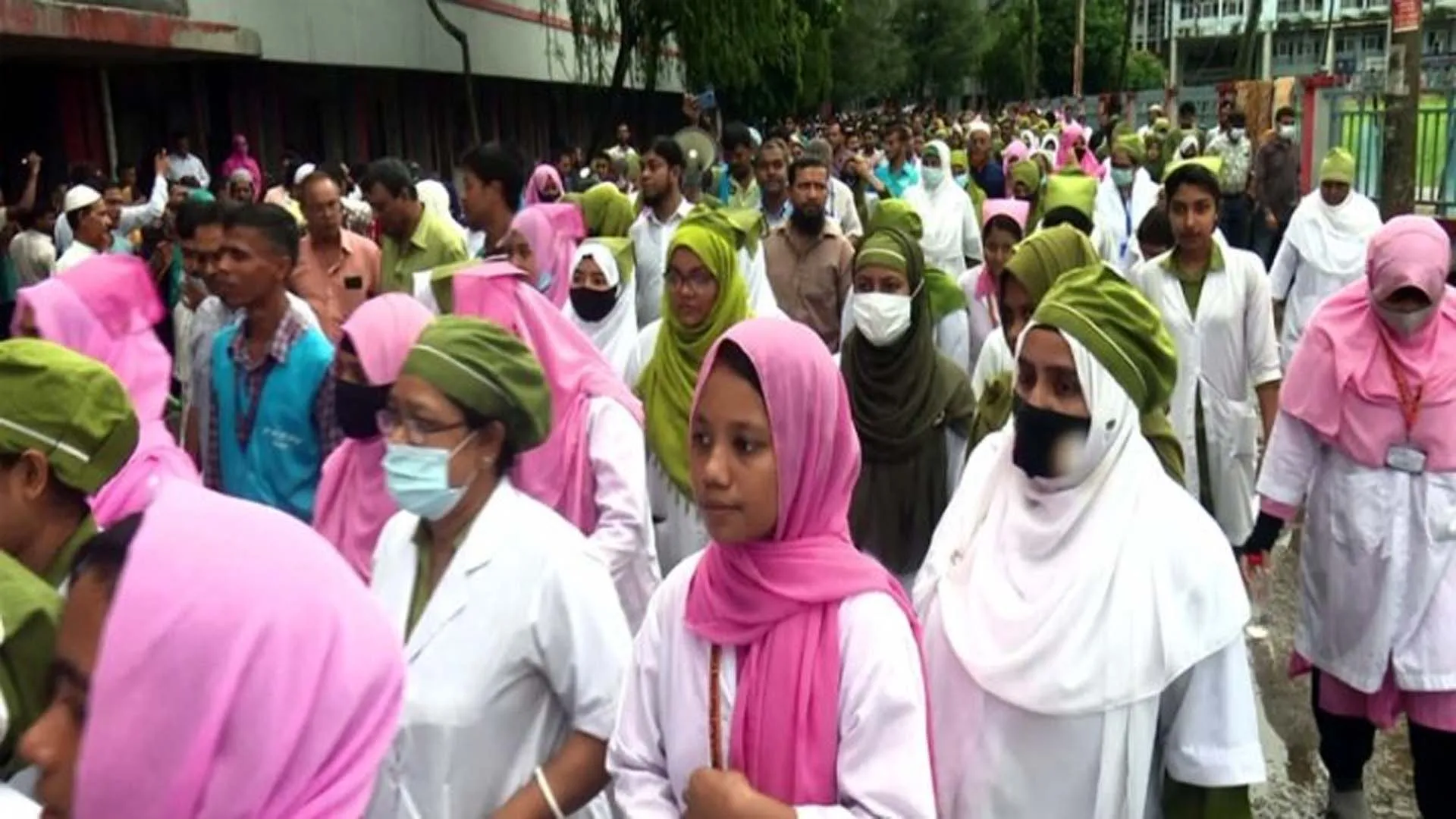 এবার আন্দোলনকারীদের বিরুদ্ধে আন্দোলনে নেমেছেন চিকিৎসক-নার্সরা